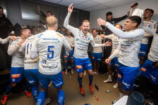 Värnamos Freddy Winsth (m) jublar i omklädningsrummet