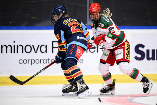 Djurgårdens Sara Säkkinen och Modos Mira Hallin
