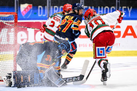 Djurgårdens målvakt Ida Boman och Modos Wilma Sundin