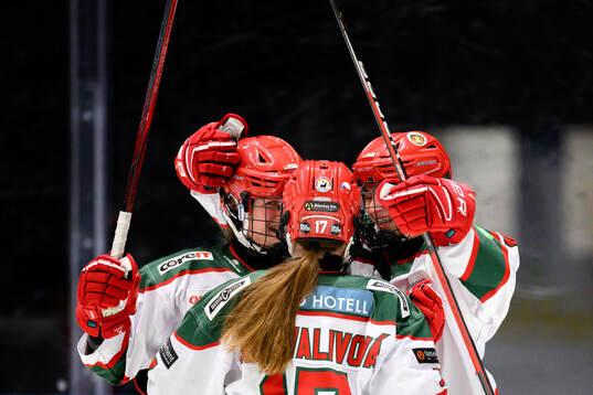Modos Emma Seitz och Lauren Bellefontaine jublar