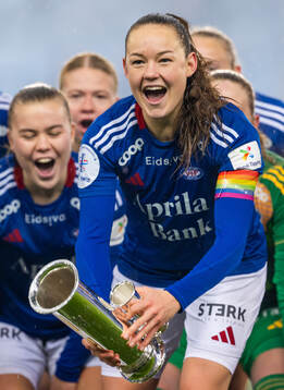 Janni Bøgild Thomsen and players of Vålerenga celebrate