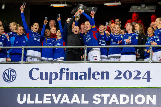 Thea Bjelde, Janni Bøgild Thomsen and players of