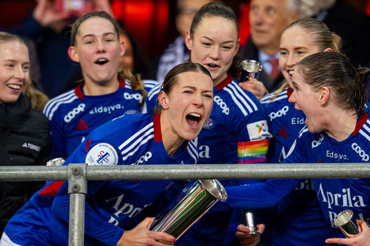 Mimmi Löfwenius Veum and players of Vålerenga celebrate