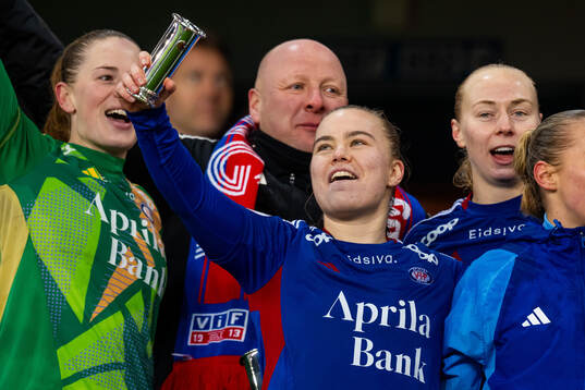 Olaug Tvedten, head coach Nils Lexerød, Sara Hørte and