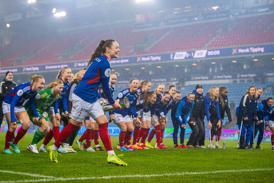 Janni Bøgild Thomsen and players of Vålerenga celebrate