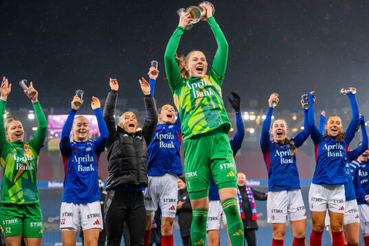 Goalkeeper Tove Evelina Enblom and players of Vålerenga
