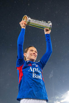 Mimmi Löfwenius Veum of Vålerenga celebrates with the