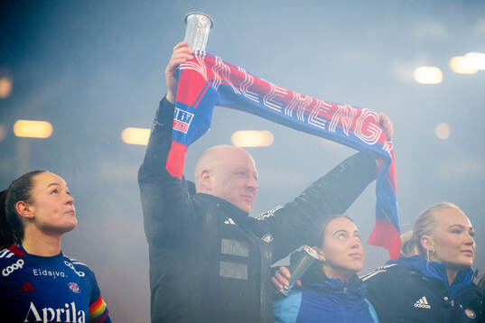 Nils Lexerød, head coach of Vålerenga, and players