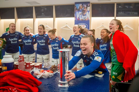 Olaug Tvedten and players of Vålerenga celebrate with the