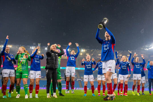 Sara Hørte and players of Vålerenga celebrate with the