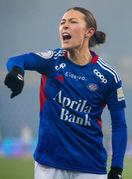 Mimmi Löfwenius Veum of Vålerenga celebrates