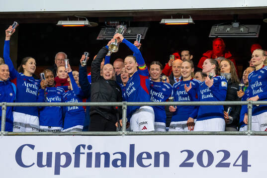 Thea Bjelde, Janni Bøgild Thomsen and players of