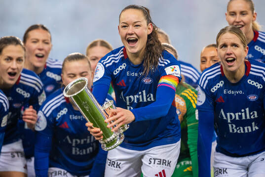 Janni Bøgild Thomsen and players of Vålerenga celebrate