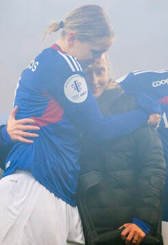 Elise Hove Thorsnes and Thea Bjelde of Vålerenga celebrate