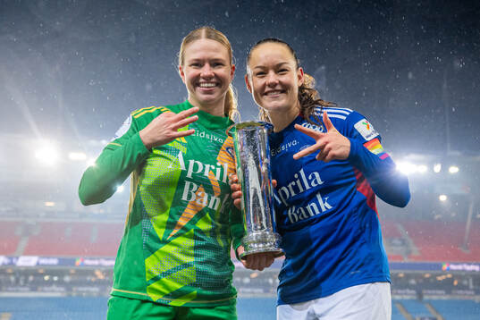 Goalkeeper Jalen Justine Tompkins and Janni Bøgild Thomsen