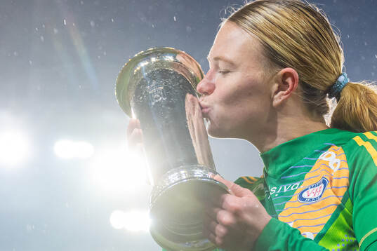 Goalkeeper Jalen Justine Tompkins of Vålerenga kisses the