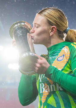 Goalkeeper Jalen Justine Tompkins of Vålerenga kisses the