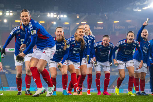 Mimmi Löfwenius Veum and players of Vålerenga celebrate