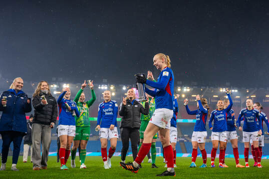 Sara Hørte and players of Vålerenga celebrate with the