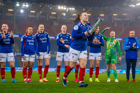 Olaug Tvedten and players of Vålerenga celebrate with the