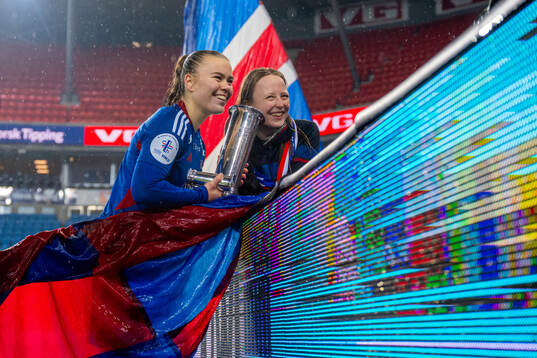 Olaug Tvedten and a supporter of Vålerenga celebrate with