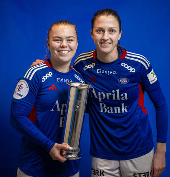 Olaug Tvedten and Emma Stølen Godø of Vålerenga pose for