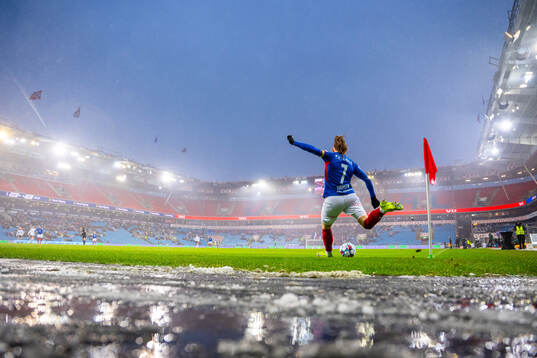 Janni Bøgild Thomsen of Vålerenga takes a corner kick