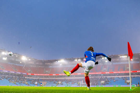 Janni Bøgild Thomsen of Vålerenga takes a corner kick