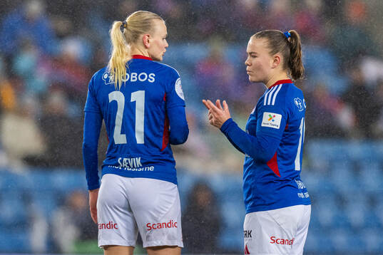 Karina Sævik and Olaug Tvedten of Vålerenga
