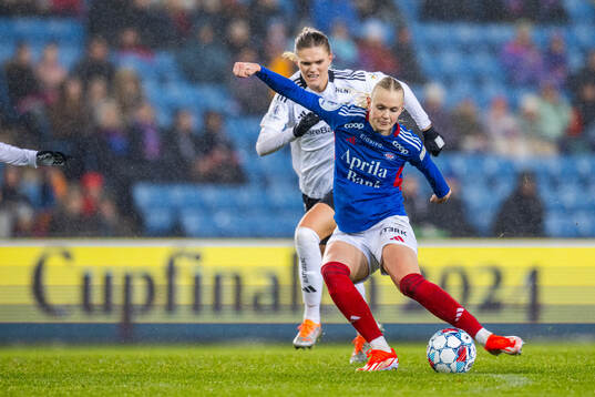 Karina Sævik of Vålerenga and Kristine Bjørdal Leine of