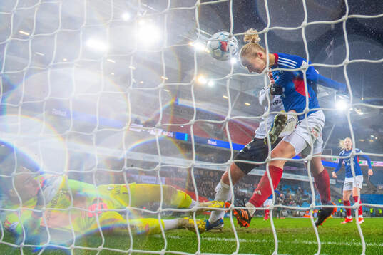 Sara Hørte of Vålerenga scores the 0-1 goal past