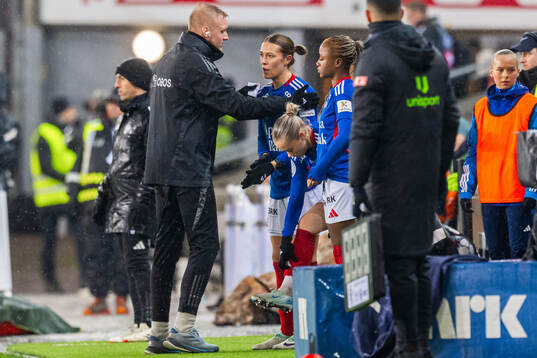 Mimmi Löfwenius Veum of Vålerenga prepares to come