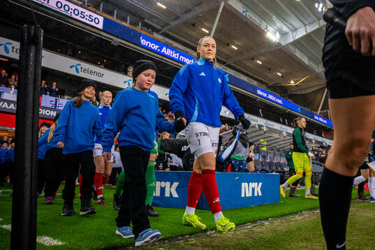 Janni Bøgild Thomsen of Vålerenga enters the pitch