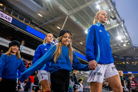 Sara Hørte of Vålerenga enters the pitch