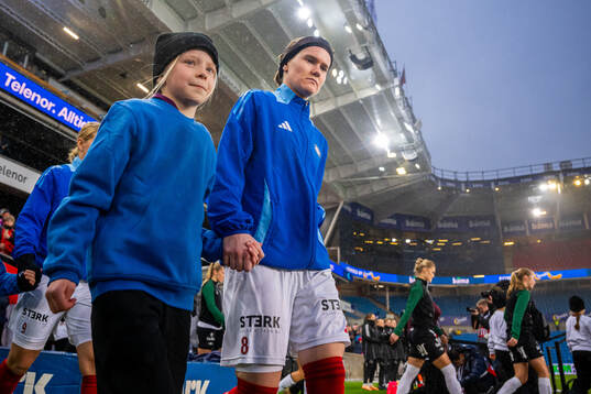 Linn Victoria Vickius of Vålerenga enters the pitch