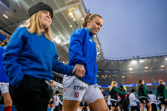 Olaug Tvedten of Vålerenga enters the pitch