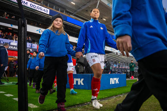 Ylinn Tennebø of Vålerenga enters the pitch