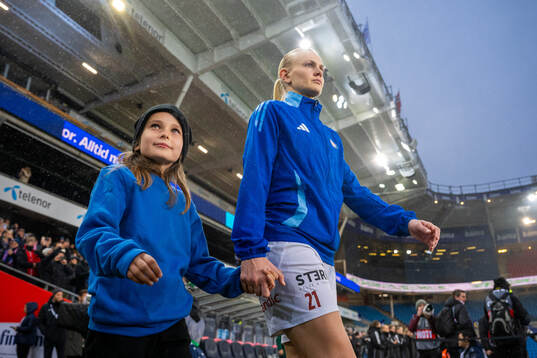 Karina Sævik of Vålerenga enters the pitch
