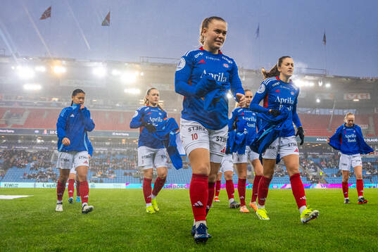 Olaug Tvedten and players of Vålerenga