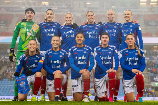 The starting eleven of Vålerenga pose for a team photo