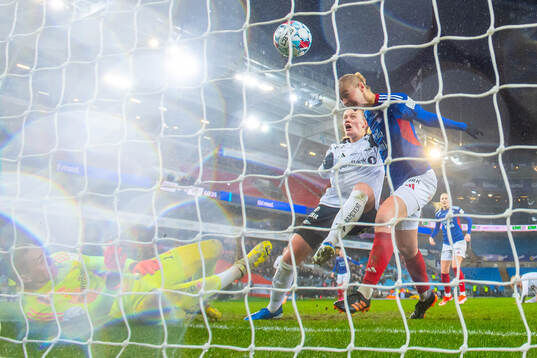Sara Hørte of Vålerenga scores the 0-1 goal past