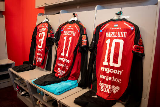 Östersunds matchtröjor syns i omklädningsrummet
