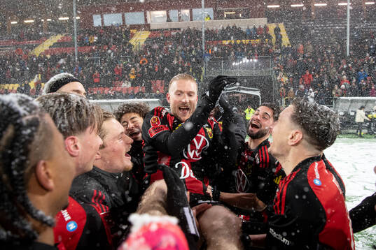 Östersunds Simon Kroon jublar med lagkamrater