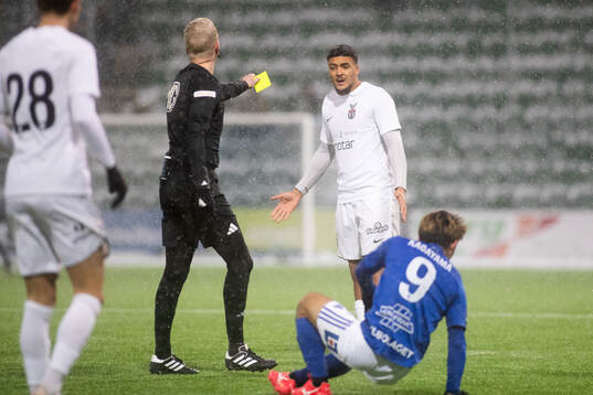 FC Stockholms Gideon Granström tilldelas gult kort