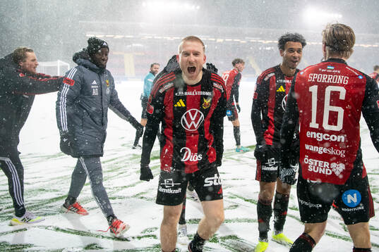 Östersunds Simon Kroon jublar