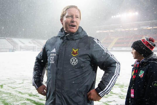 Östersunds sportchef Stefan Lundin jublar