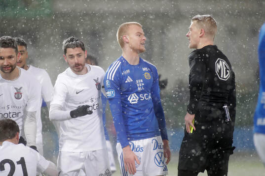 GIF Sundsvalls Lucas Forsberg i diskussion med domare Adam