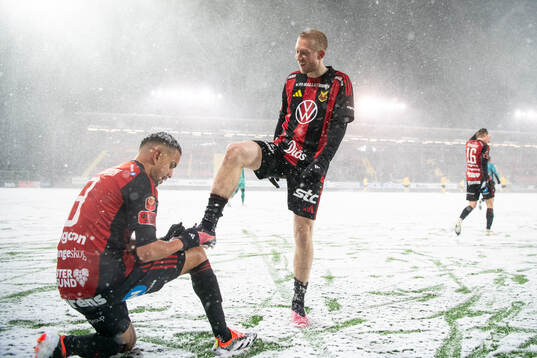 Östersunds Erick Brendon polerar Simon Kroons sko