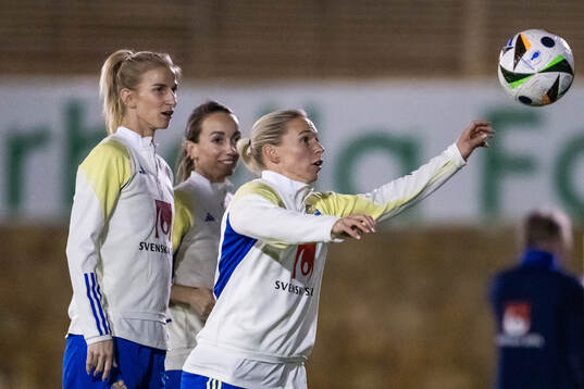 Sofia Jakobsson, Kosovare Asllani and Jonna Andersson of