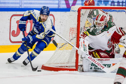 Leksands Oskar Lang och Modos målvakt Lassi Lehtinen